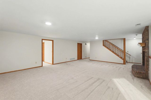 322 S Circle Lake Cir, Wichita, KS 67209