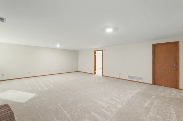 322 S Circle Lake Cir, Wichita, KS 67209