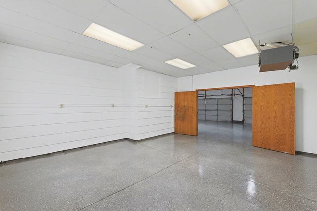 322 S Circle Lake Cir, Wichita, KS 67209