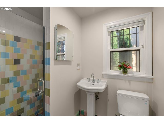 3852 Ne ALAMEDA St, Portland, OR 97212