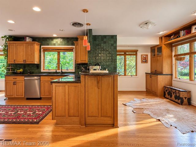4789 Pickering Road, Bloomfield Hills, MI 48301