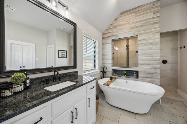 1402 Oliver Creek Lane, Justin, TX 76247