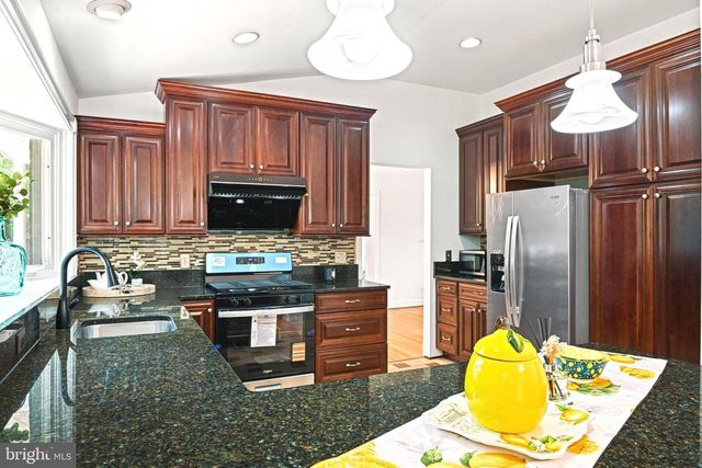 1603 SIMMONS DR, Mclean, VA 22101