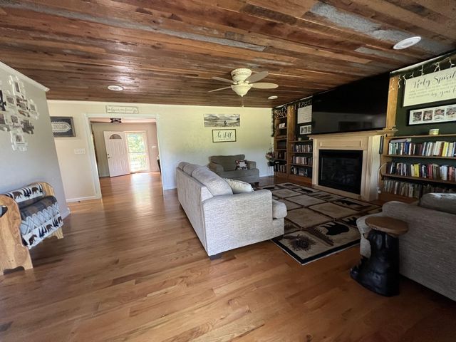 7501 E Plunders Creek Rd, Dickson, TN 37055