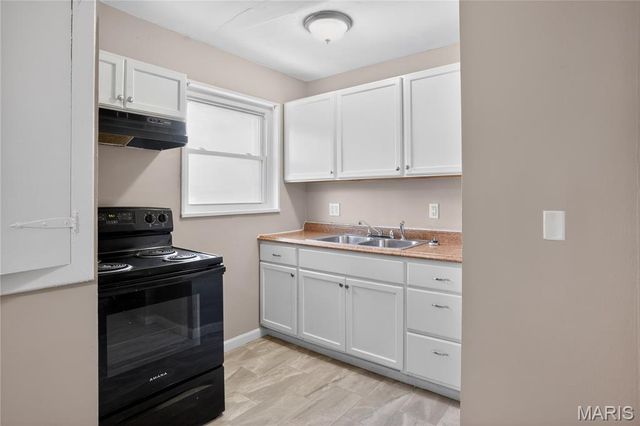 7748 Paddington Drive, St Louis, MO 63121