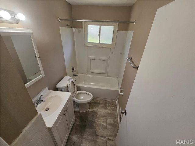 7748 Paddington Drive, St Louis, MO 63121