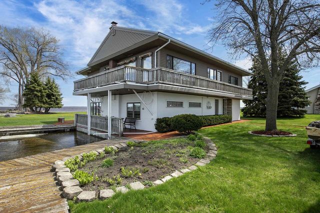 2384 HICKORY LANE, Oshkosh, WI 54901