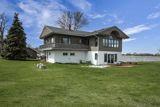2384 HICKORY LANE, Oshkosh, WI 54901