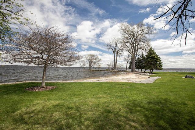 2384 HICKORY LANE, Oshkosh, WI 54901