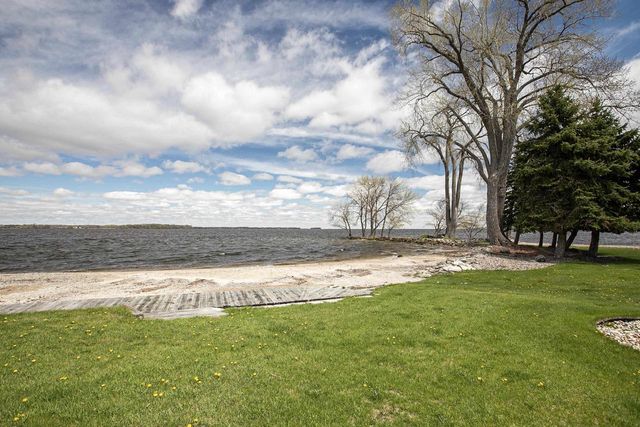 2384 HICKORY LANE, Oshkosh, WI 54901