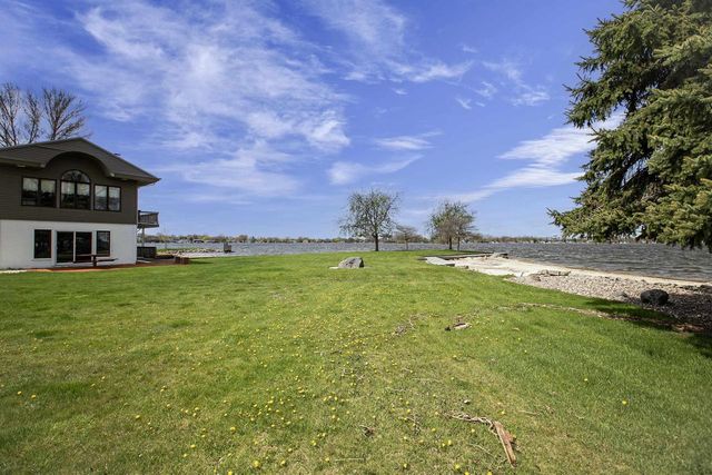 2384 HICKORY LANE, Oshkosh, WI 54901