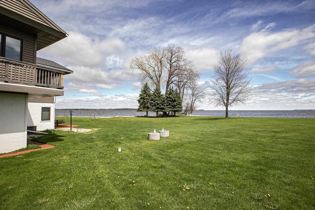 2384 HICKORY LANE, Oshkosh, WI 54901
