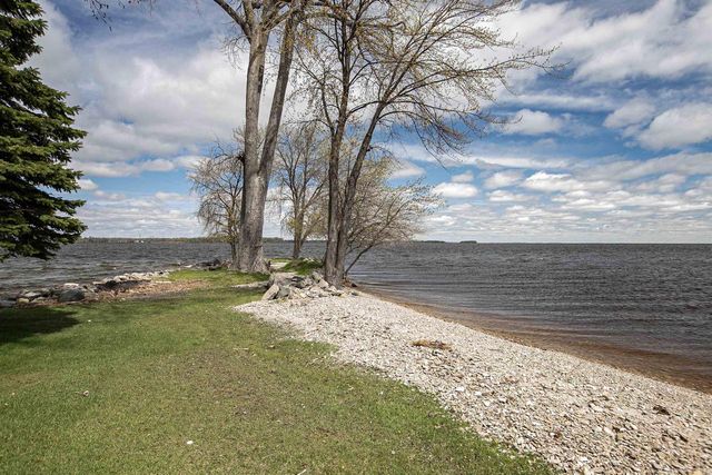 2384 HICKORY LANE, Oshkosh, WI 54901