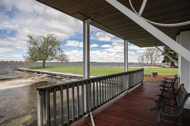 2384 HICKORY LANE, Oshkosh, WI 54901