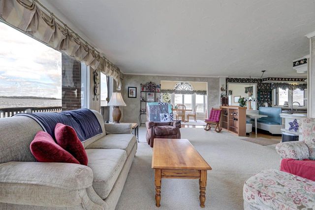 2384 HICKORY LANE, Oshkosh, WI 54901