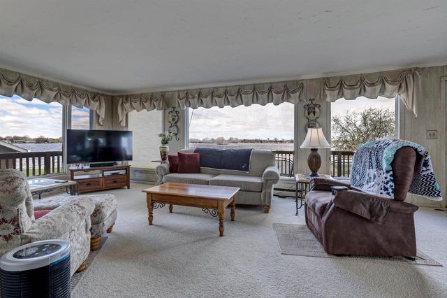 2384 HICKORY LANE, Oshkosh, WI 54901