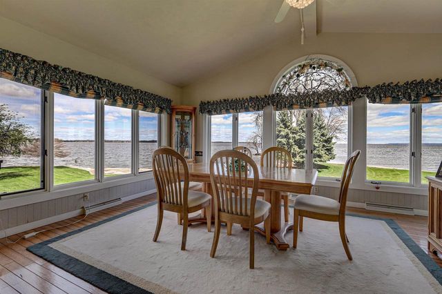 2384 HICKORY LANE, Oshkosh, WI 54901