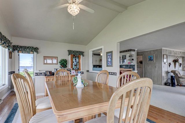 2384 HICKORY LANE, Oshkosh, WI 54901