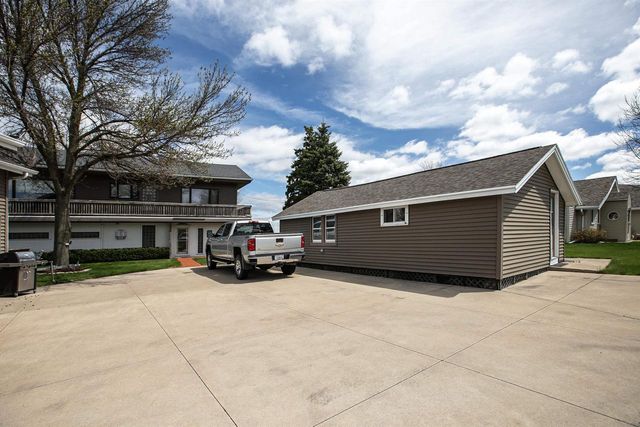2384 HICKORY LANE, Oshkosh, WI 54901
