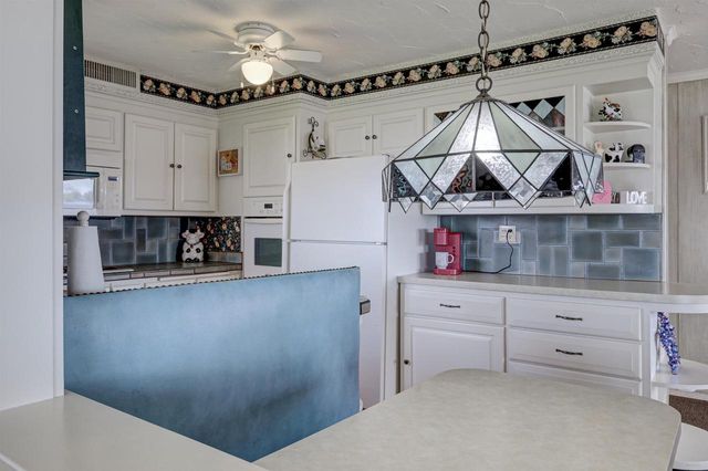 2384 HICKORY LANE, Oshkosh, WI 54901