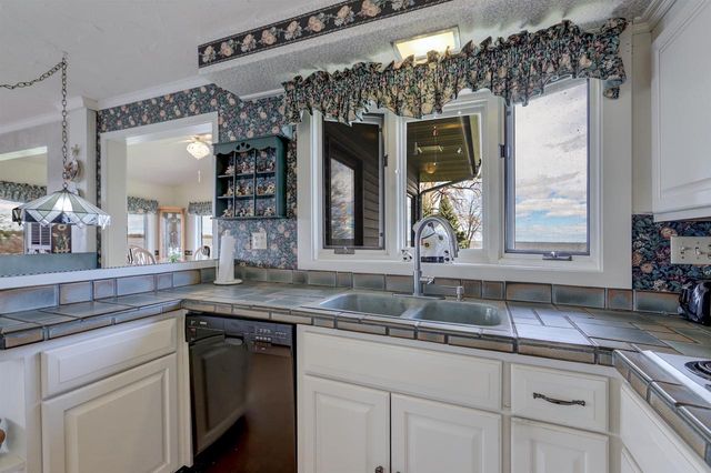2384 HICKORY LANE, Oshkosh, WI 54901