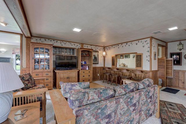 2384 HICKORY LANE, Oshkosh, WI 54901