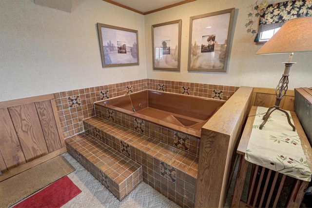 2384 HICKORY LANE, Oshkosh, WI 54901