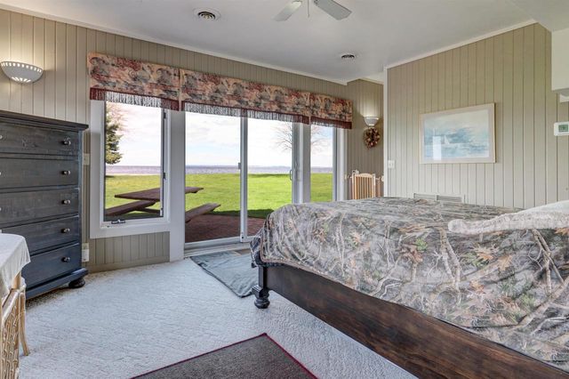 2384 HICKORY LANE, Oshkosh, WI 54901