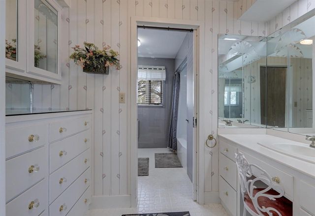 2384 HICKORY LANE, Oshkosh, WI 54901