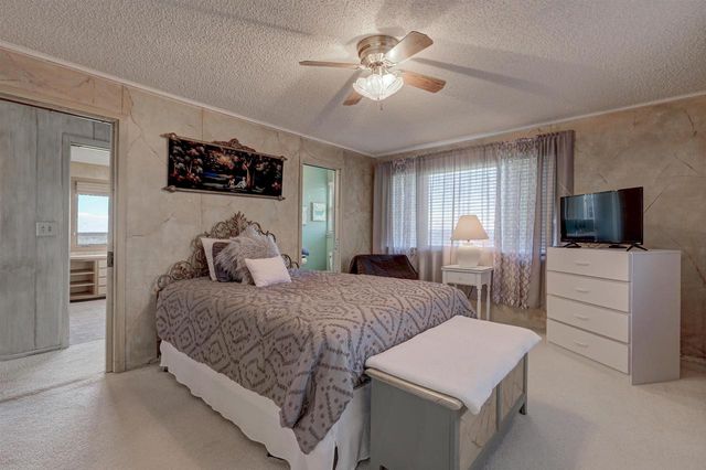 2384 HICKORY LANE, Oshkosh, WI 54901