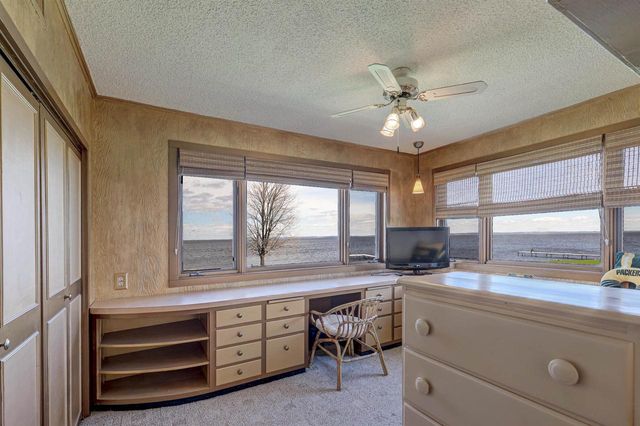 2384 HICKORY LANE, Oshkosh, WI 54901