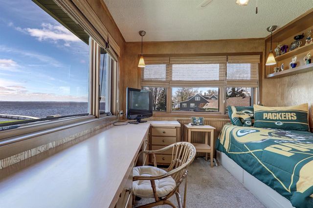 2384 HICKORY LANE, Oshkosh, WI 54901