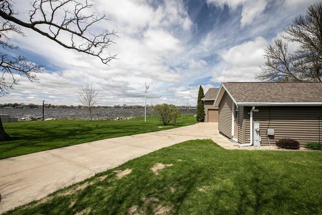 2384 HICKORY LANE, Oshkosh, WI 54901