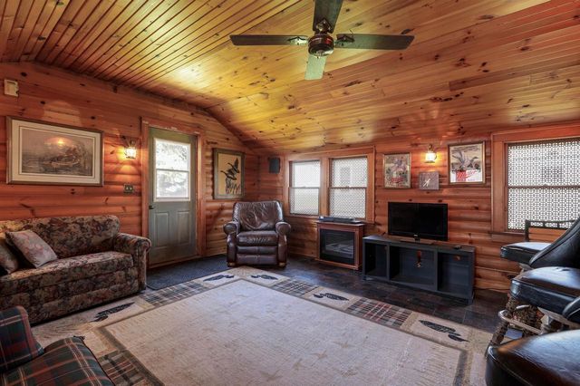 2384 HICKORY LANE, Oshkosh, WI 54901