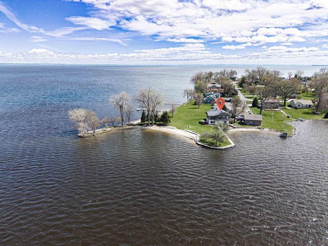 2384 HICKORY LANE, Oshkosh, WI 54901
