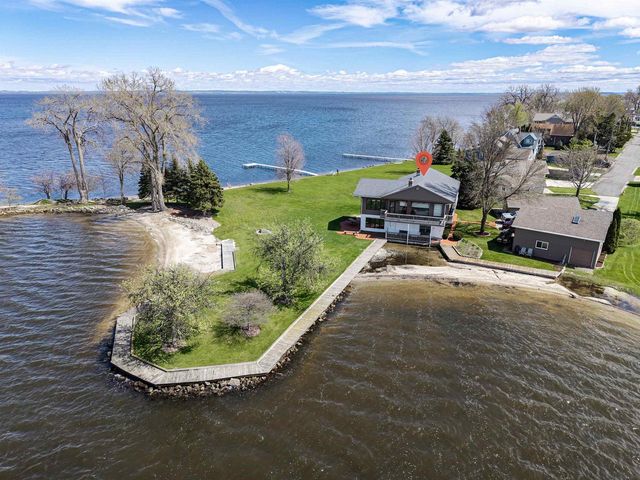 2384 HICKORY LANE, Oshkosh, WI 54901