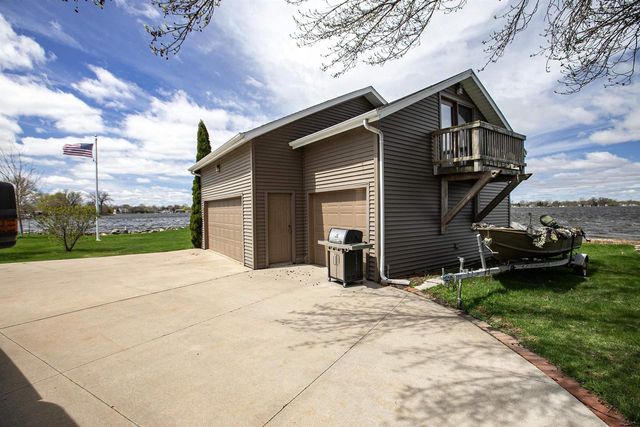 2384 HICKORY LANE, Oshkosh, WI 54901