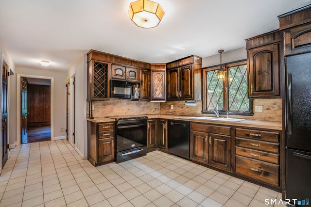1 Foothills Way, Bloomfield, CT 06002