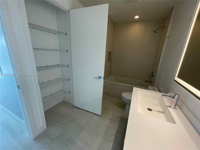 2000 Metropica Way 307, Sunrise, FL 33323