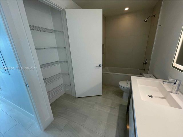 2000 Metropica Way 307, Sunrise, FL 33323