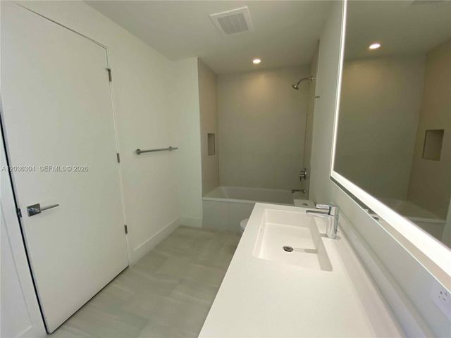 2000 Metropica Way 307, Sunrise, FL 33323