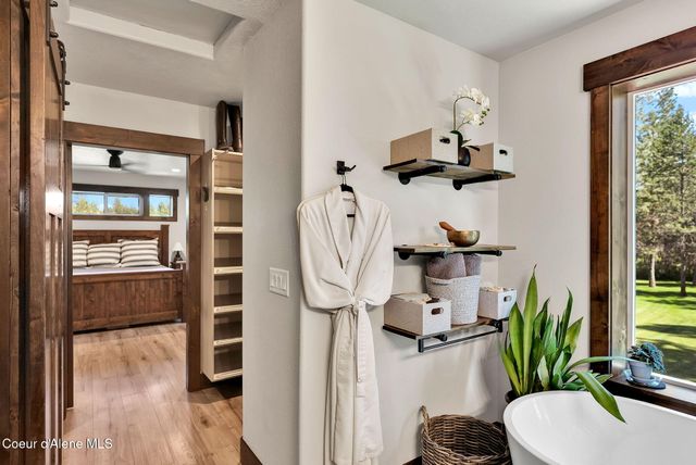 300 E SEASONS RD, Athol, ID 83801