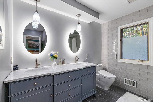 3084 Farmdale Drive, Sterling Heights, MI 48314