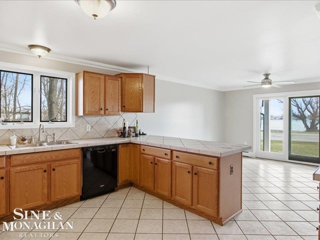 8518 S River Road, Cottrellville Twp, MI 48039