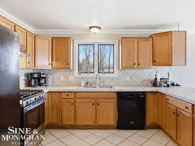 8518 S River Road, Cottrellville Twp, MI 48039