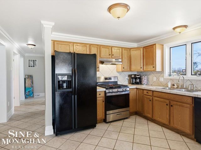 8518 S River Road, Cottrellville Twp, MI 48039