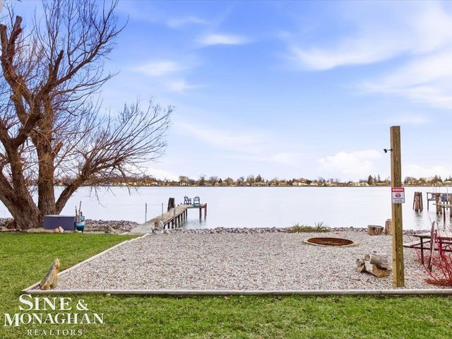 8518 S River Road, Cottrellville Twp, MI 48039