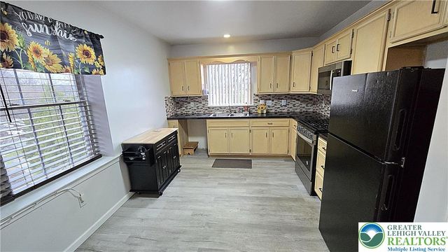 18 Jazz Circle, Whitehall Twp, PA 18052