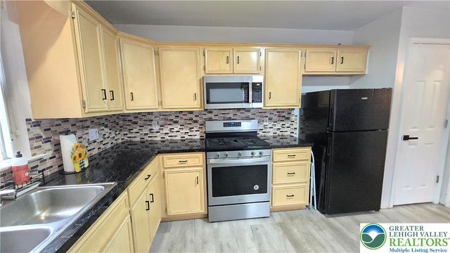 18 Jazz Circle, Whitehall Twp, PA 18052