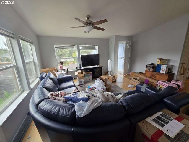 780 Se WINCHELL Dr, Depoe Bay, OR 97341